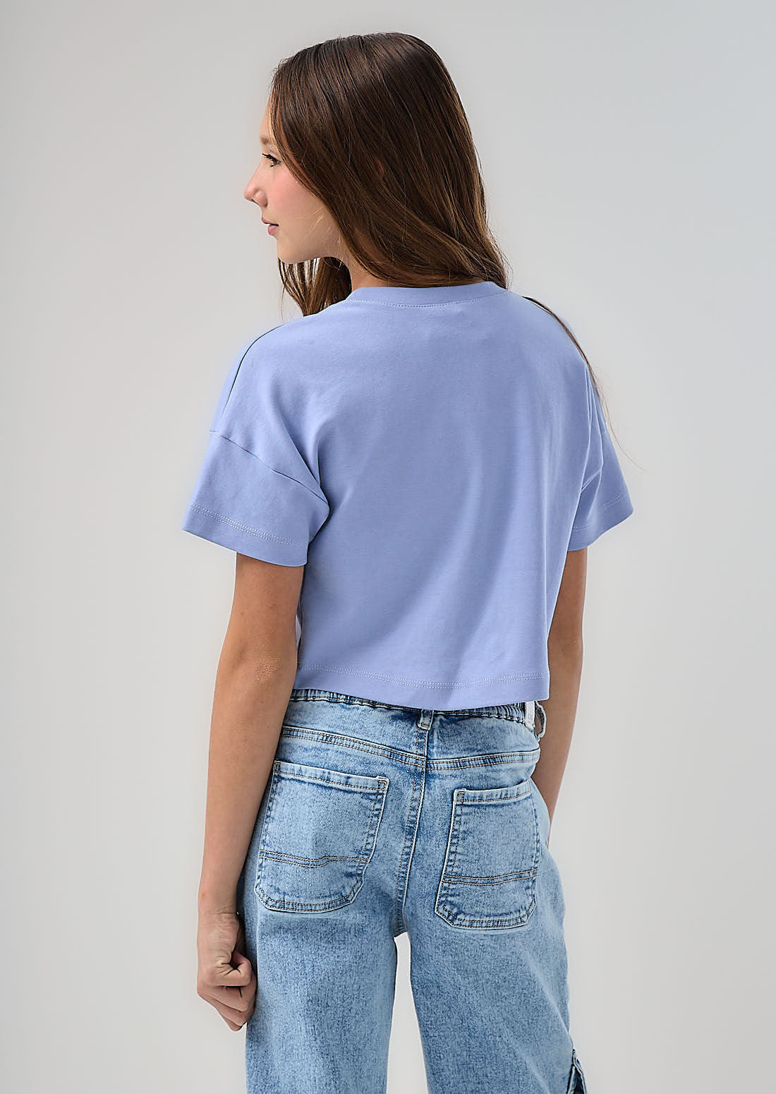 Camiseta azul hortensia con corte en frente para niñas