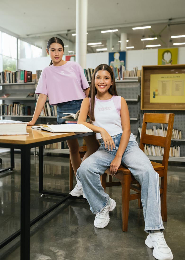 Camiseta mora frente estampado para jóvenes