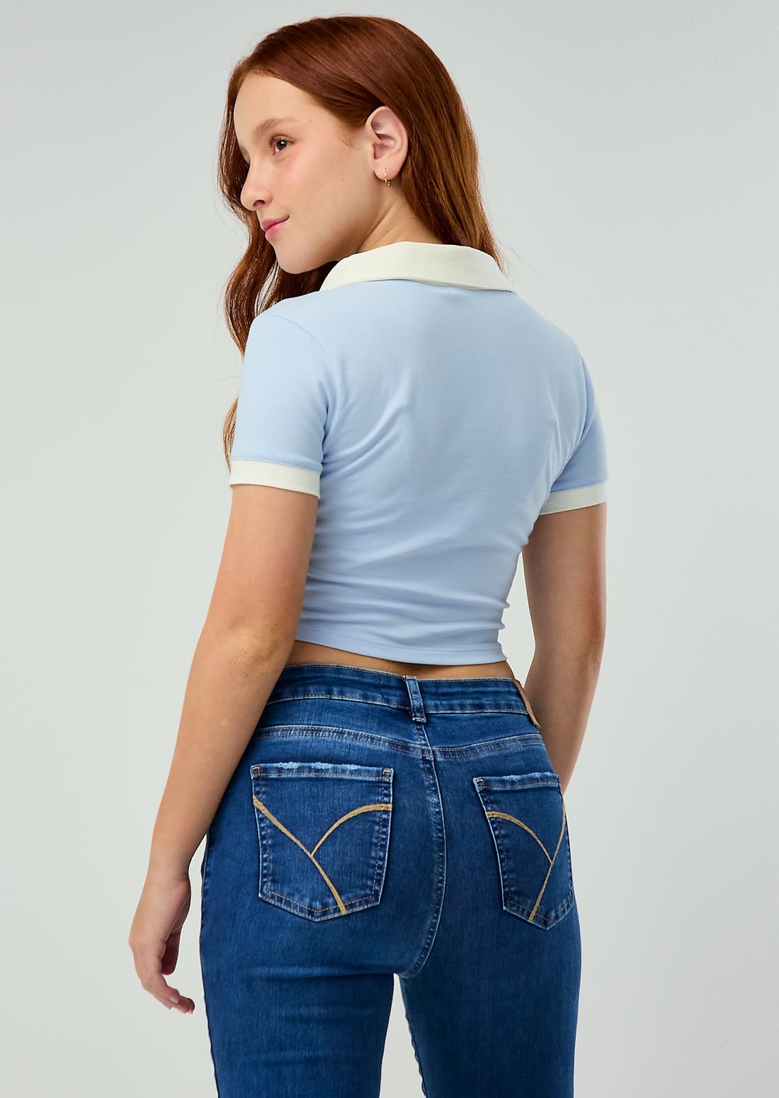 Camiseta azul claro cuello camisero para adolescentes