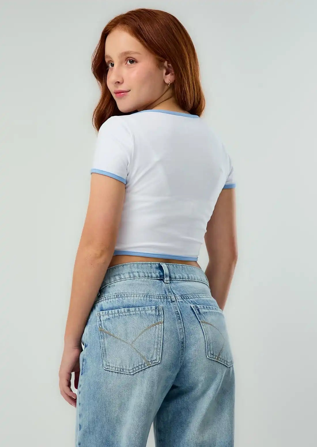 Camiseta blanca con sesgos en contraste para jóvenes