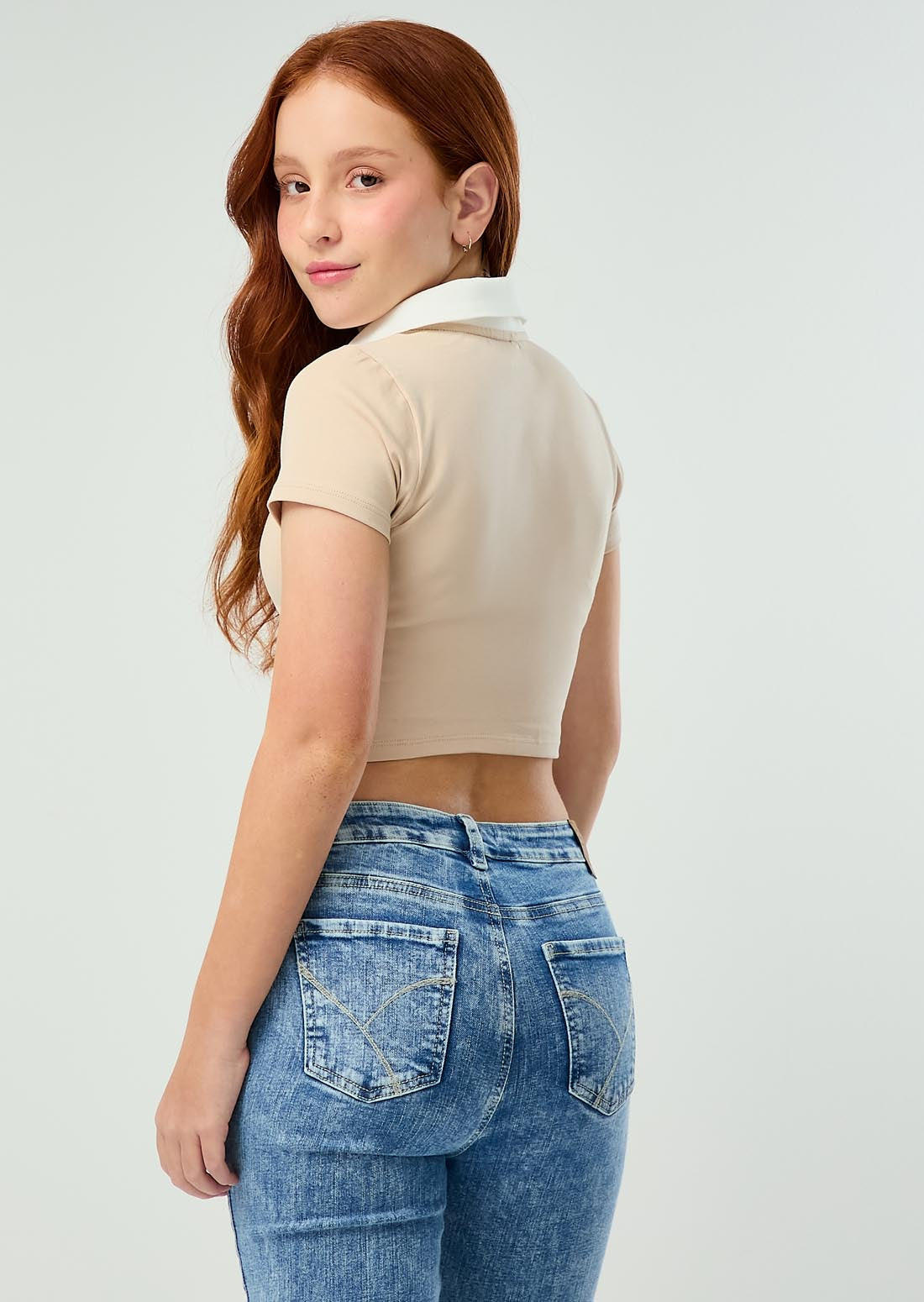 Camiseta arena cuello en contraste para adolescentes