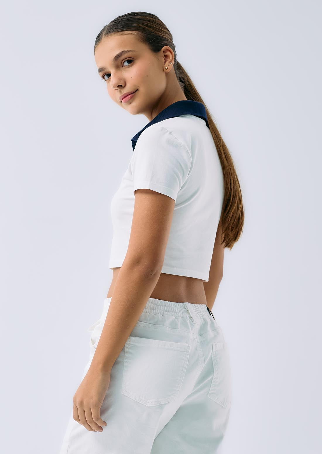 Camiseta marfil cuello en contraste para adolescentes