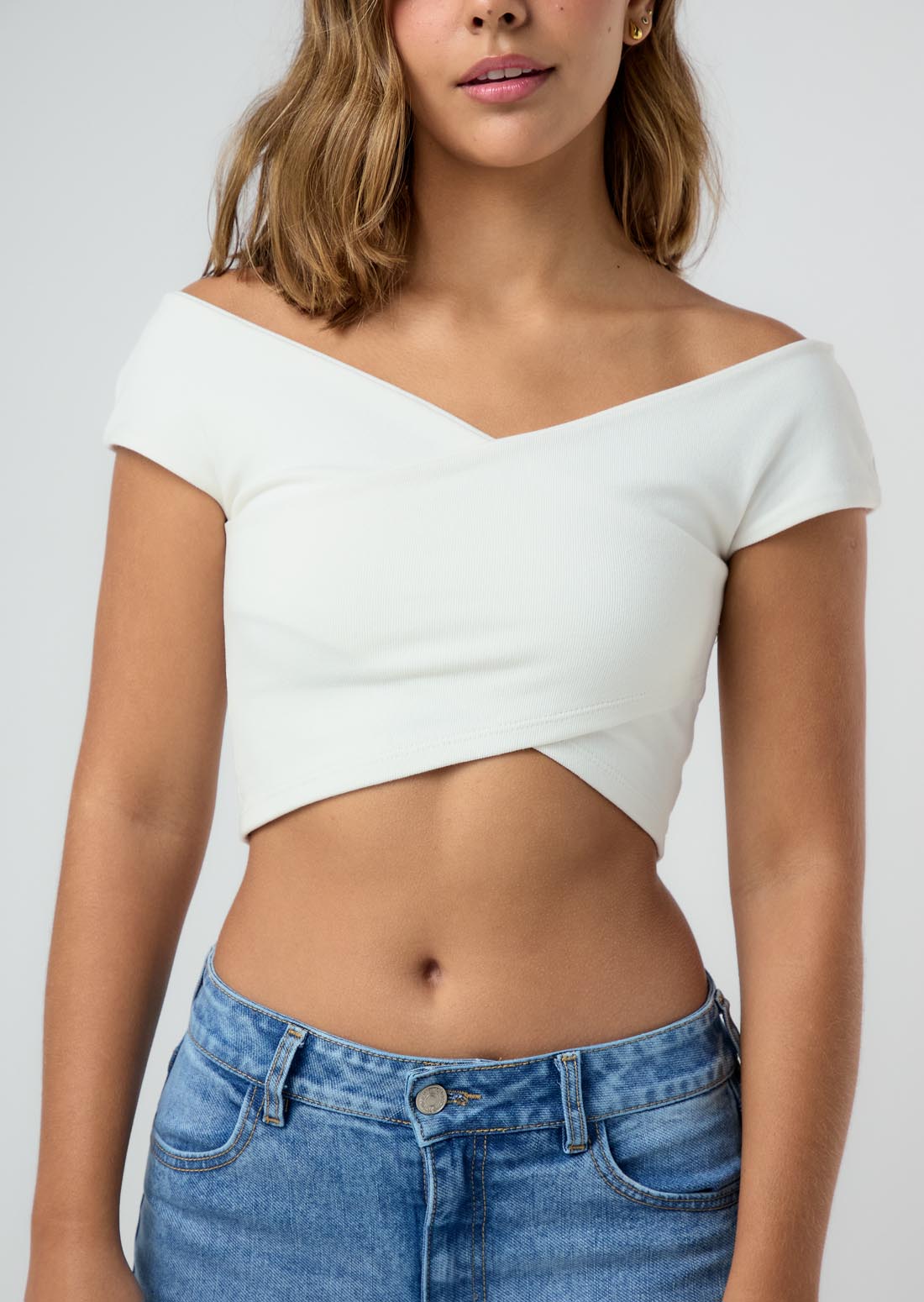 Camiseta marfil con escote para jóvenes