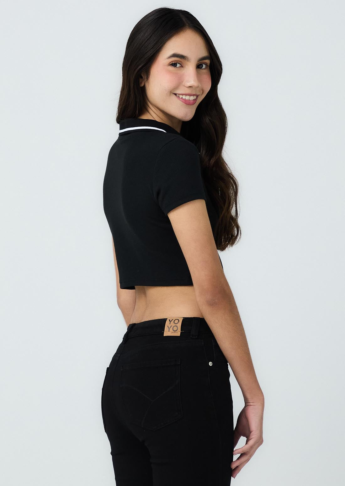 Camiseta negra tipo polo para jóvenes