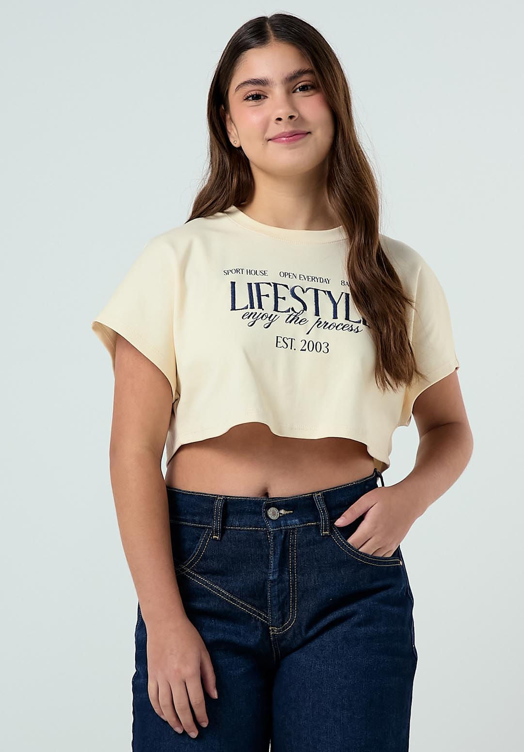 Camiseta beige manga rodada para jóvenes