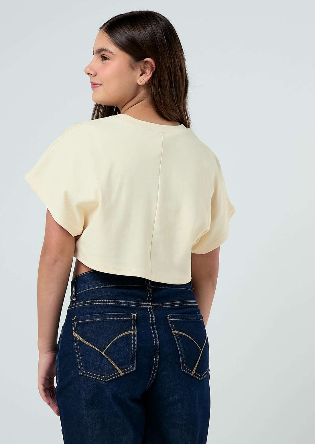 Camiseta beige manga rodada para jóvenes