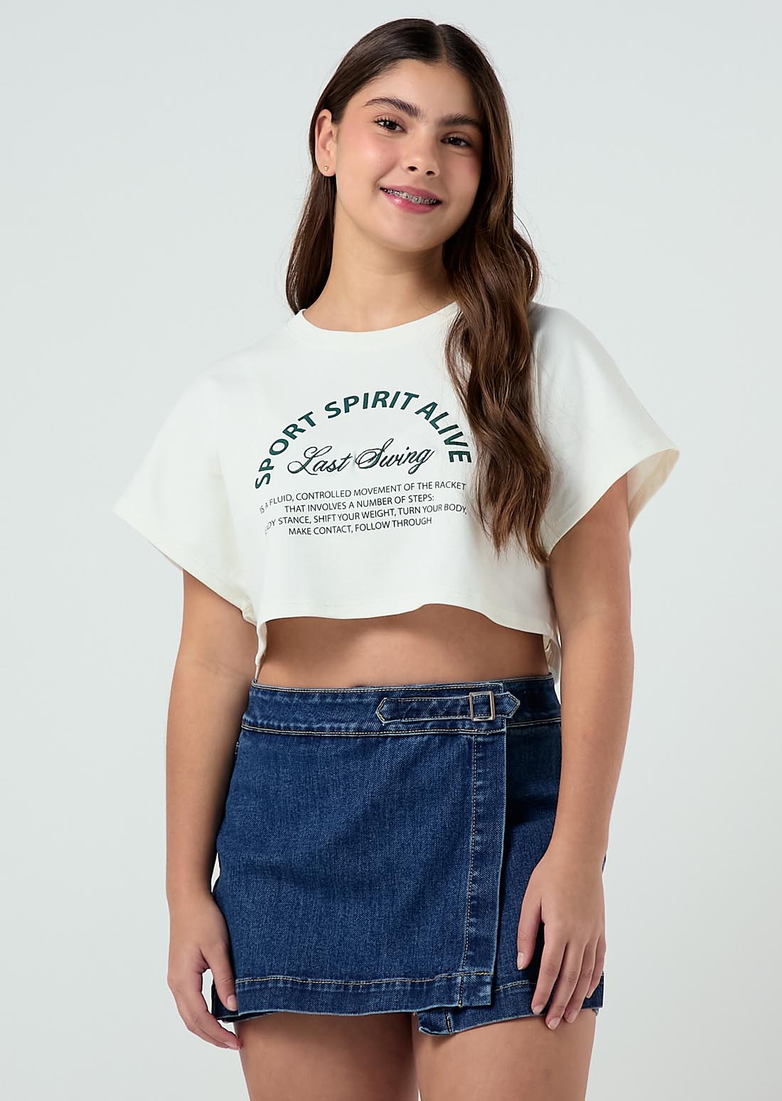Camiseta marfil manga rodada para jóvenes