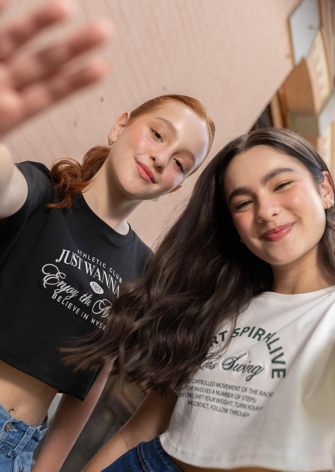 Camiseta negra manga rodada para jóvenes