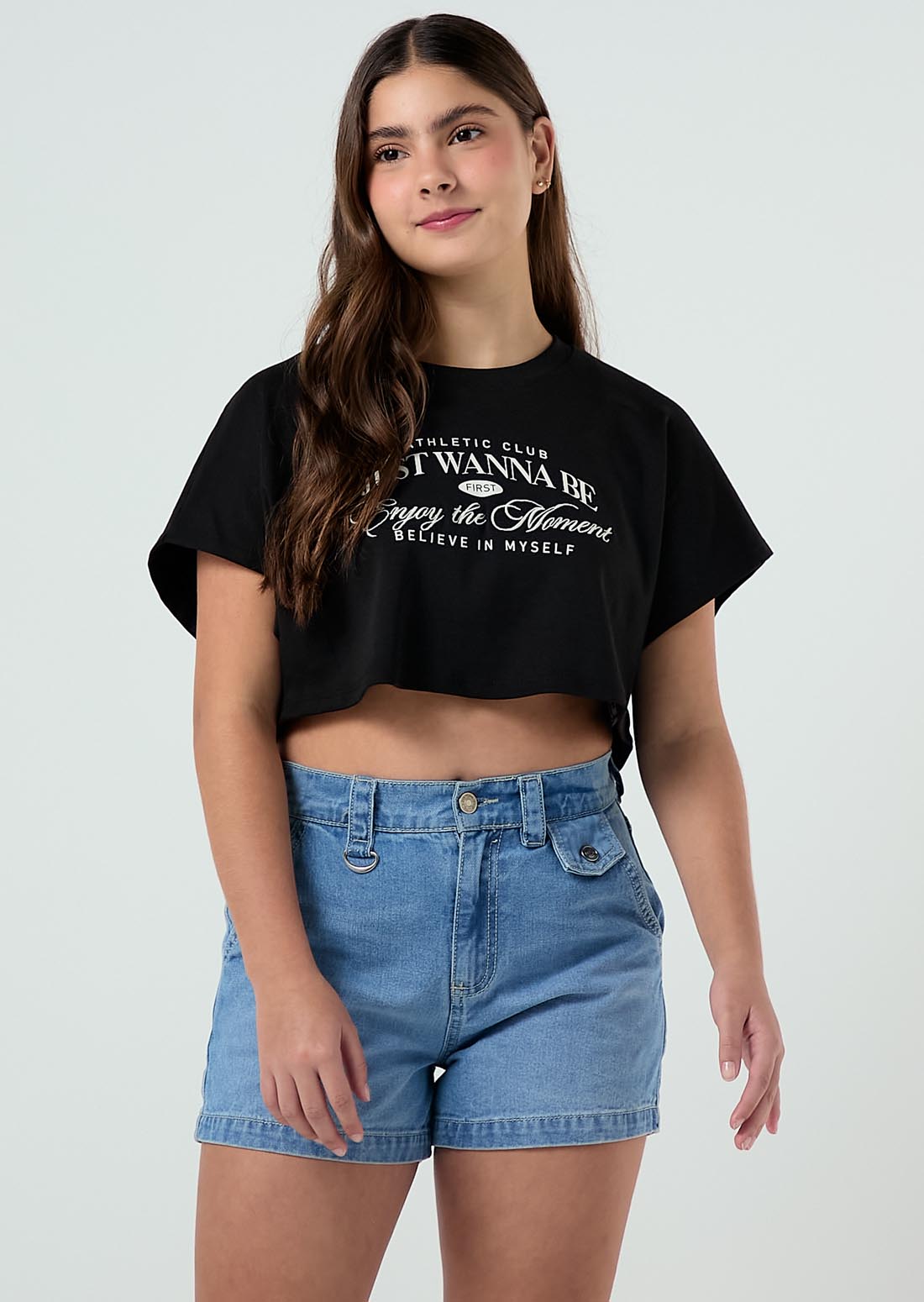 Camiseta negra manga rodada para jóvenes
