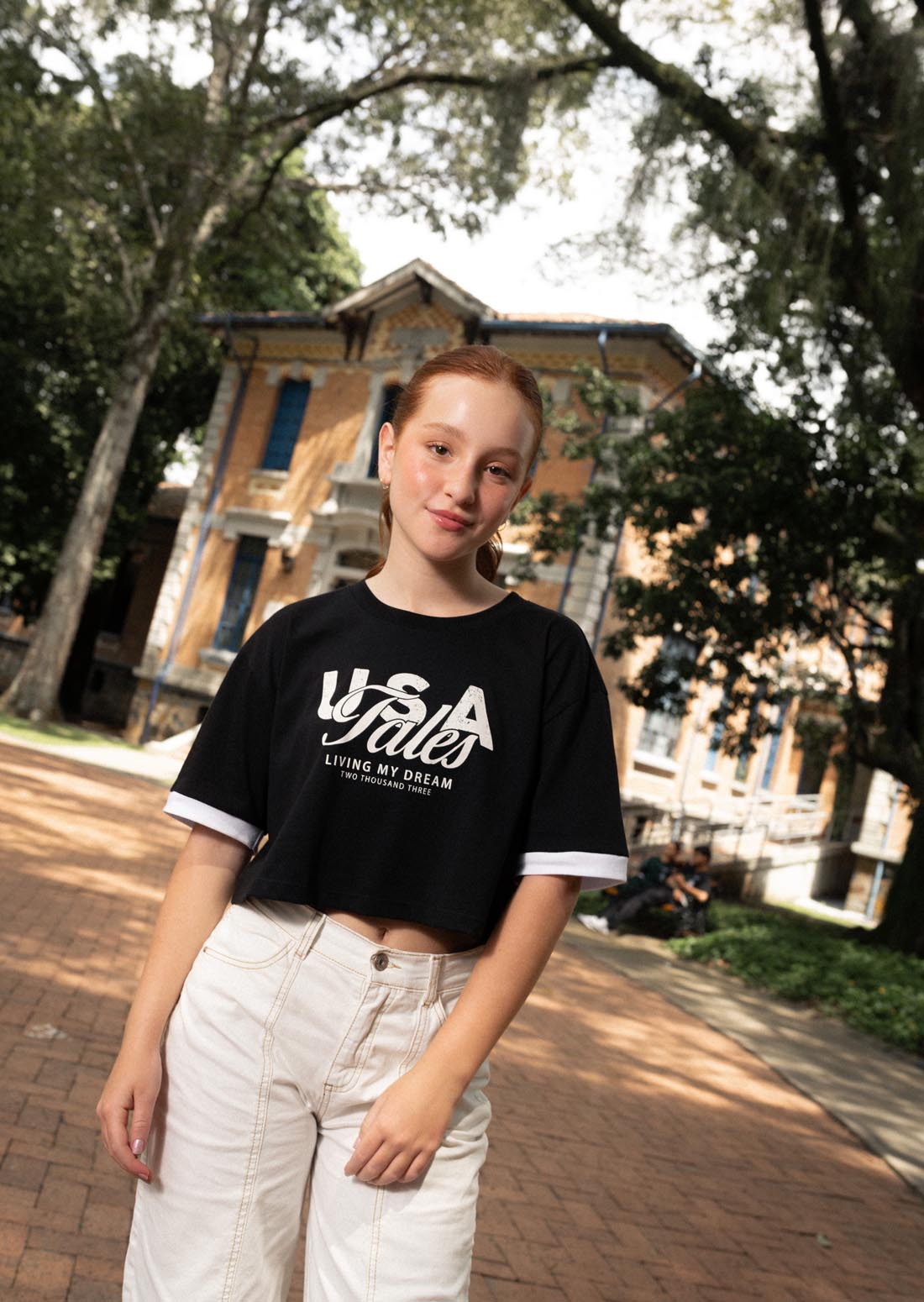 Camiseta negra en contraste para jóvenes