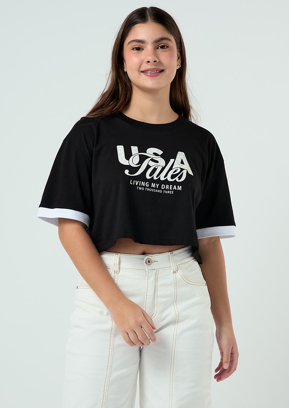 Camiseta negra en contraste para jóvenes