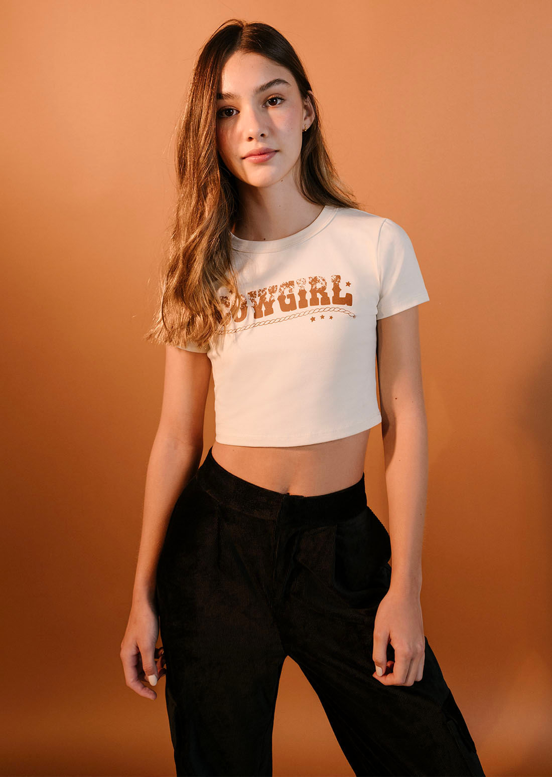 Camiseta marfil con frente estampado para jóvenes