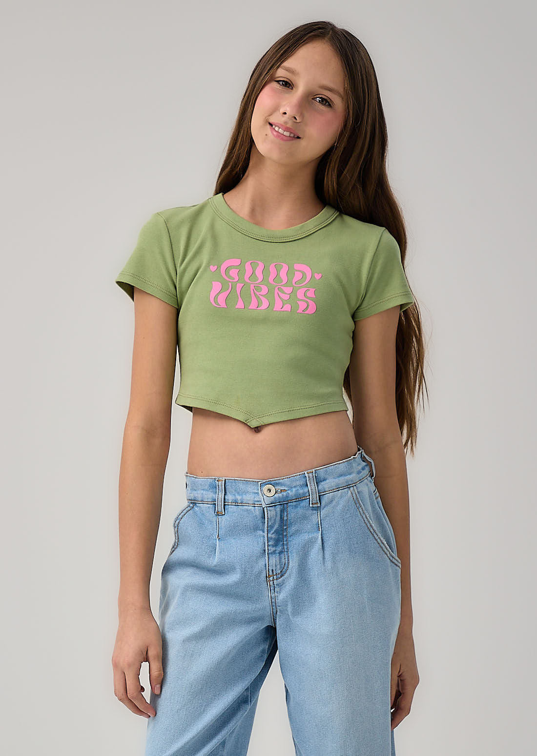 Camiseta verde manzana terminado en V para niñas