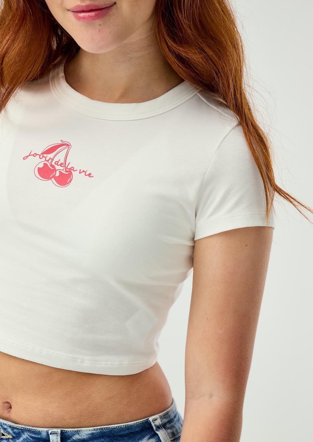 Camiseta crop marfil estampada para adolescentes