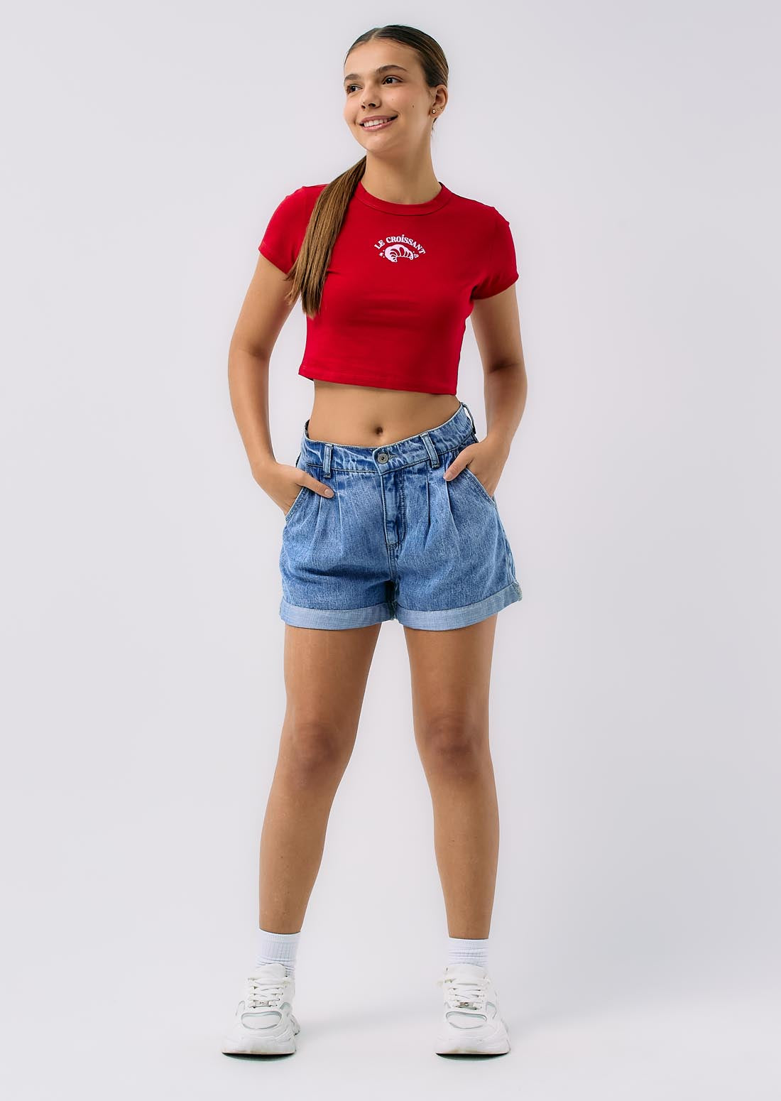 Camiseta crop roja estampada para adolescentes