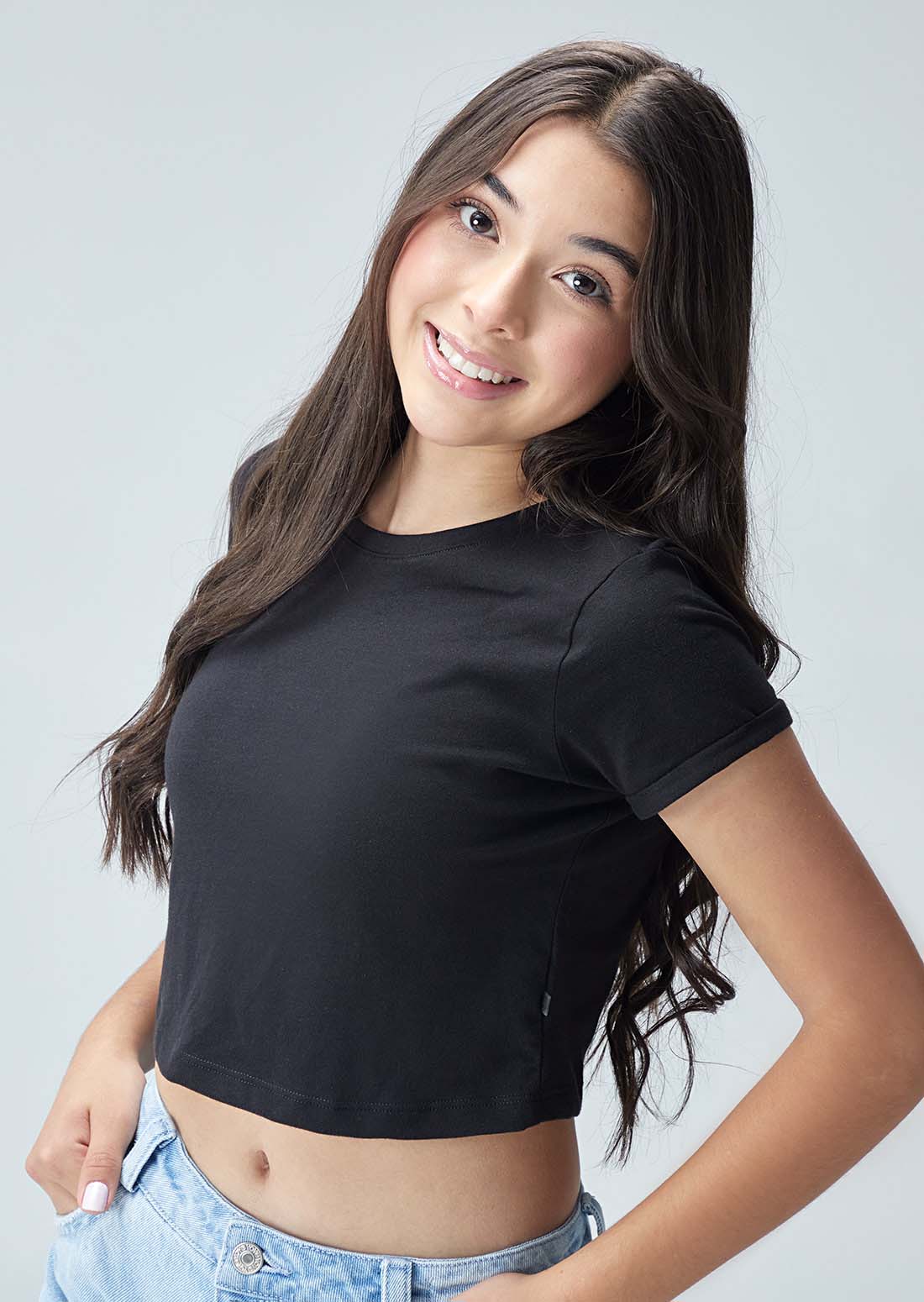 Camiseta crop negra básica para jóvenes
