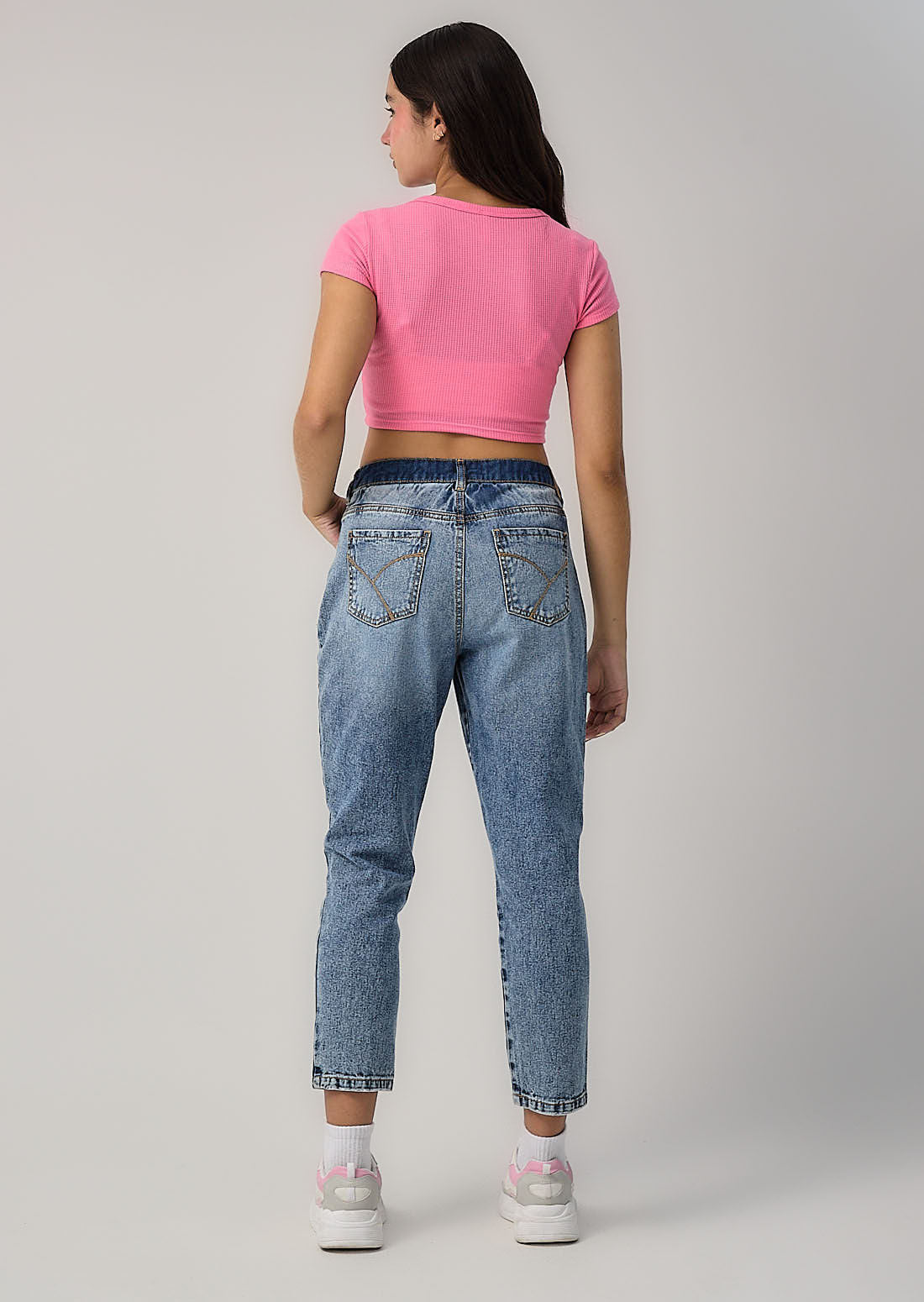 Camiseta rosa oscuro con lace up en escote para jóvenes