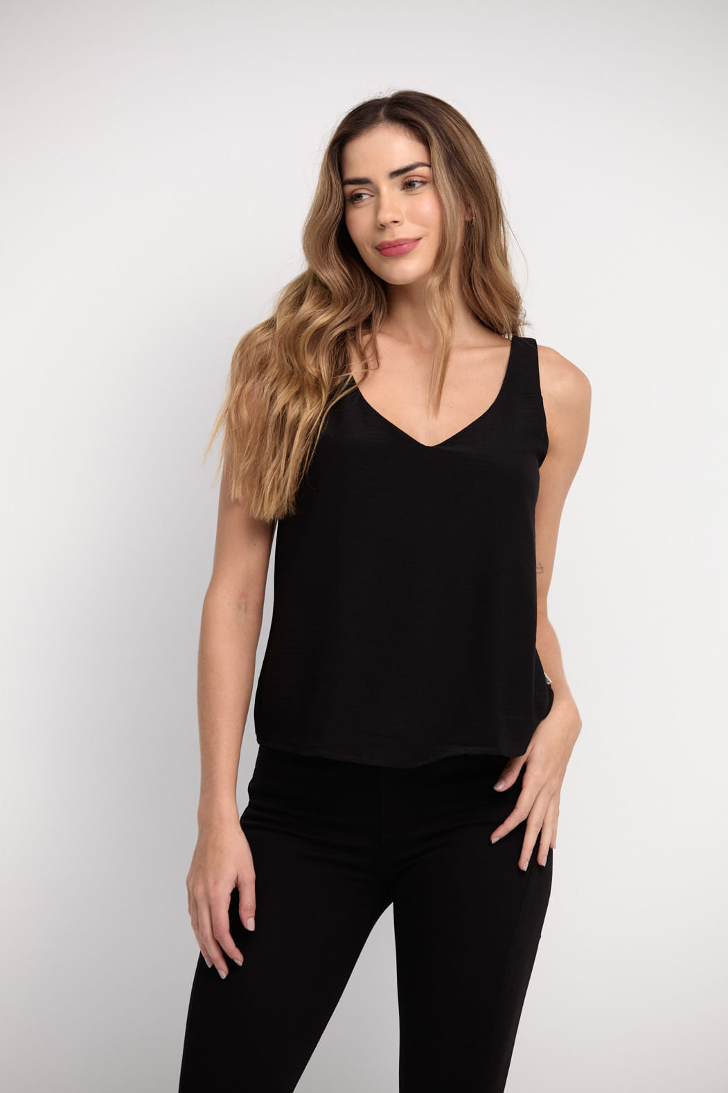 Blusa negra con escote en v para mujeres