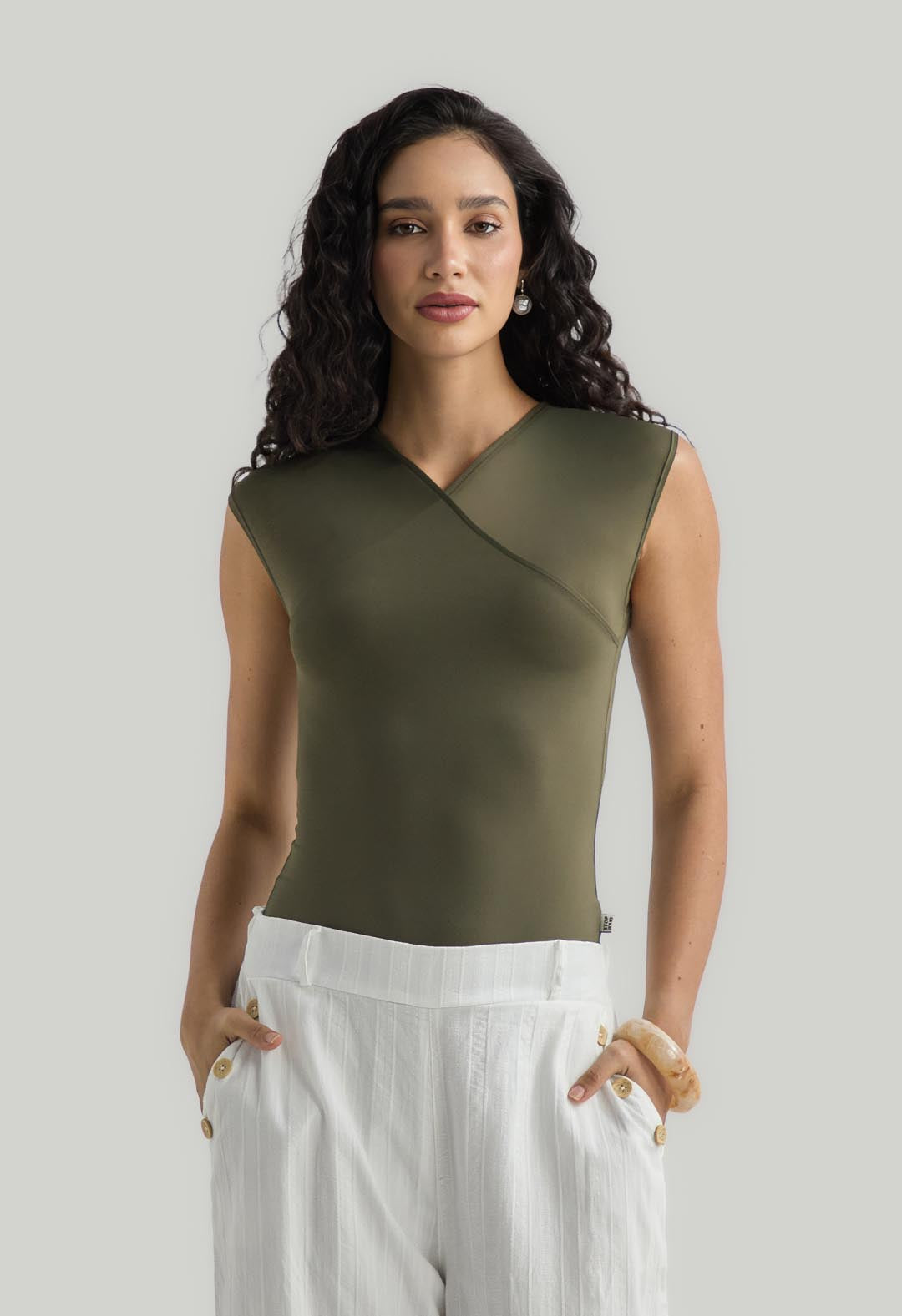Camiseta verde militar frente cruzado para mujer