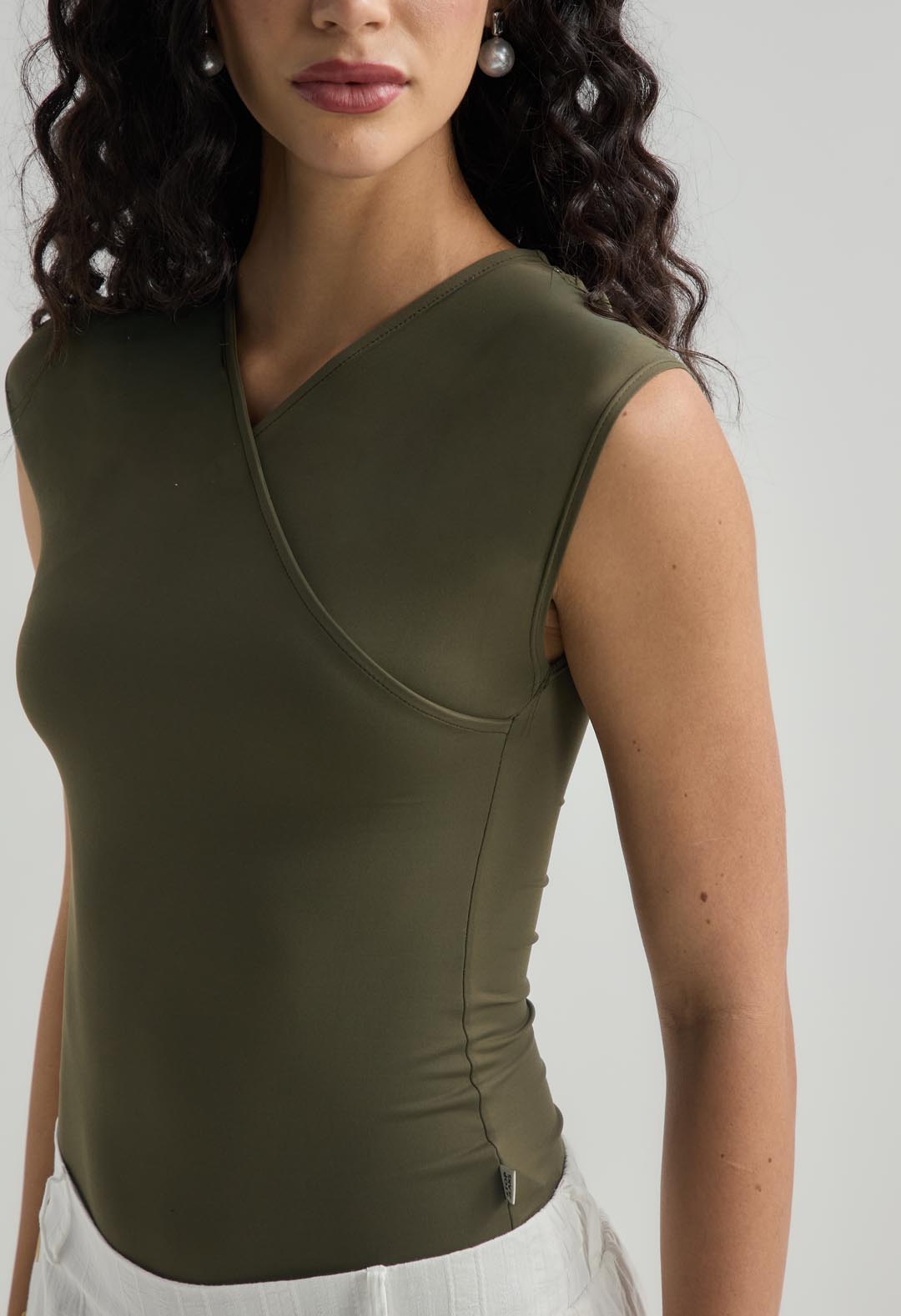 Camiseta verde militar frente cruzado para mujer