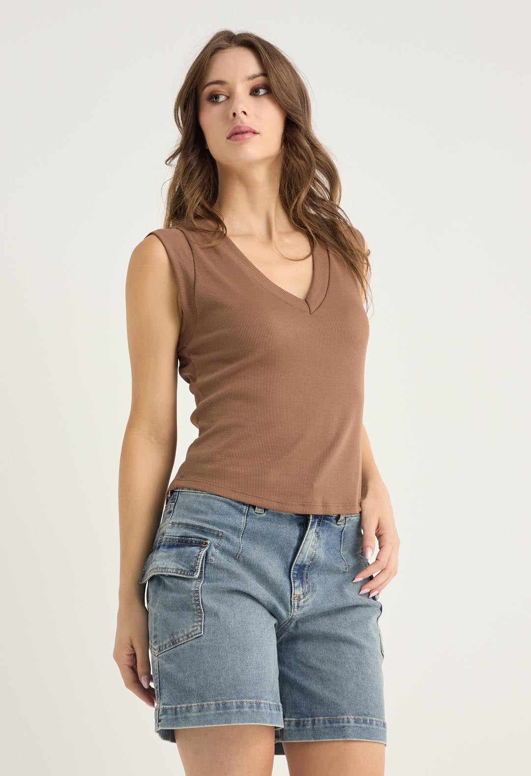 Camiseta chocolate con piezas en manga para mujeres
