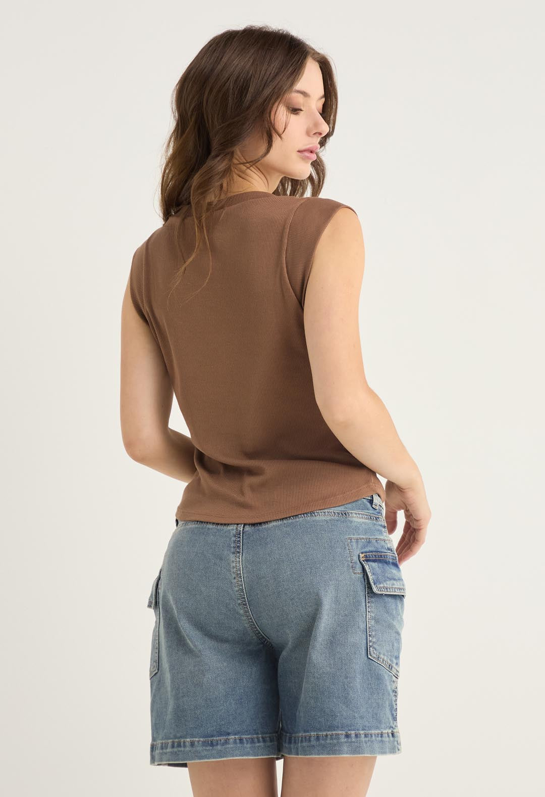 Camiseta chocolate con piezas en manga para mujeres