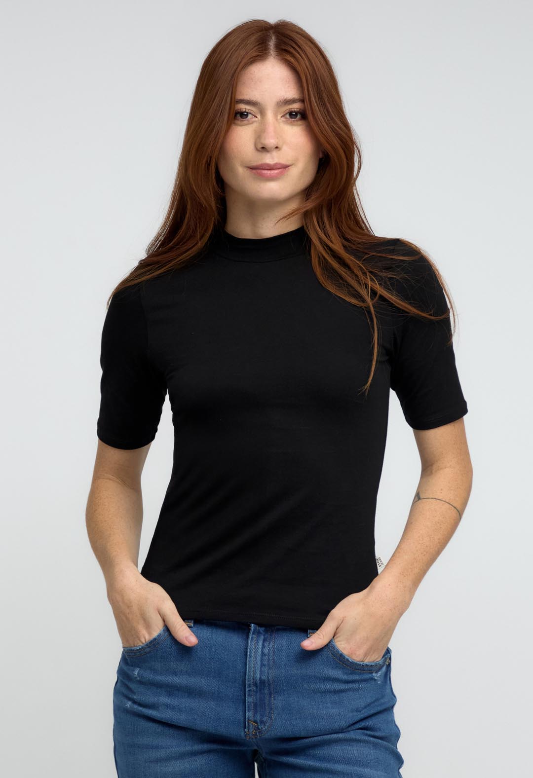 Camiseta negra cuello alto para mujeres