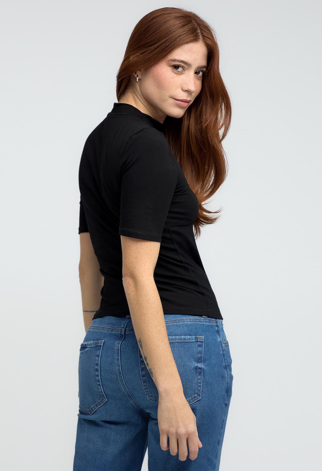 Camiseta negra cuello alto para mujeres