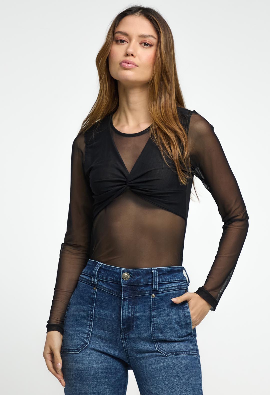 Camiseta negra con anudado en busto para mujeres