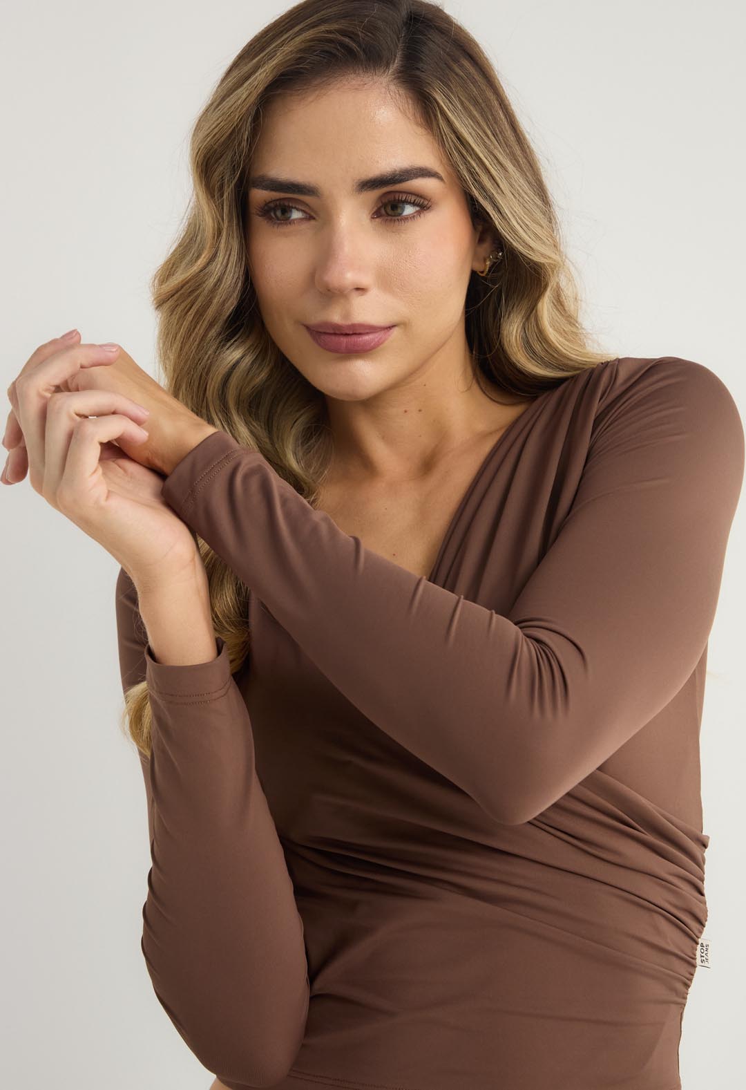 Camiseta chocolate frente cruzado para mujeres