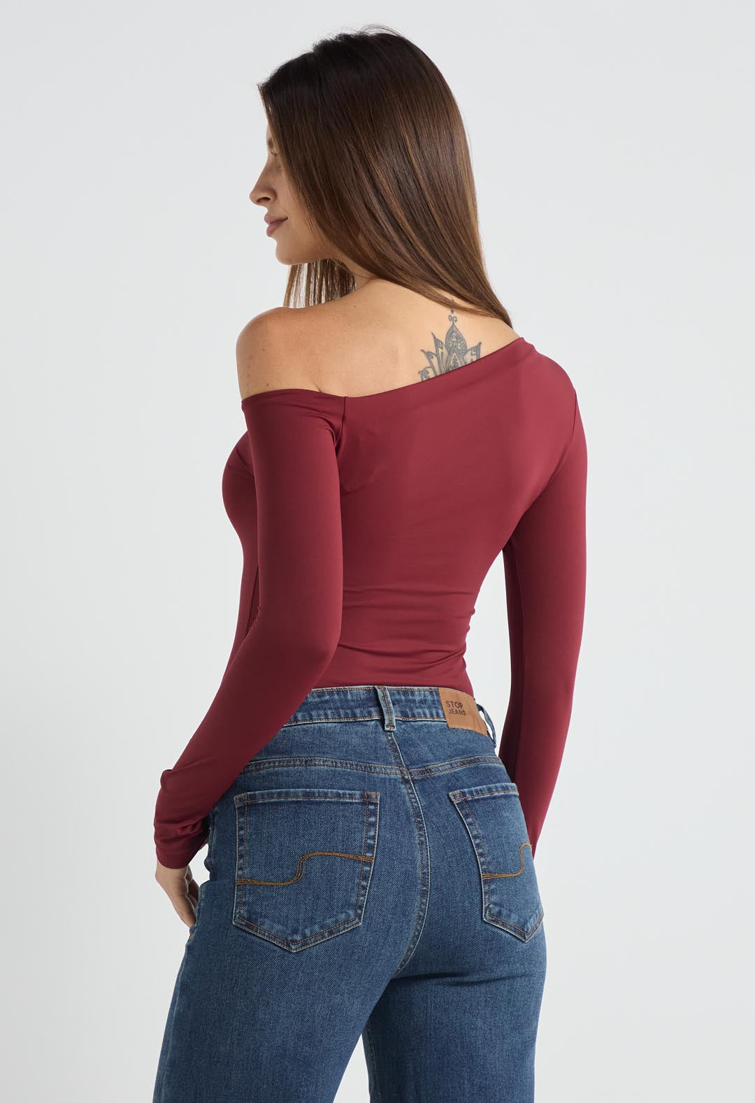 Camiseta vino con escote irregular para mujer