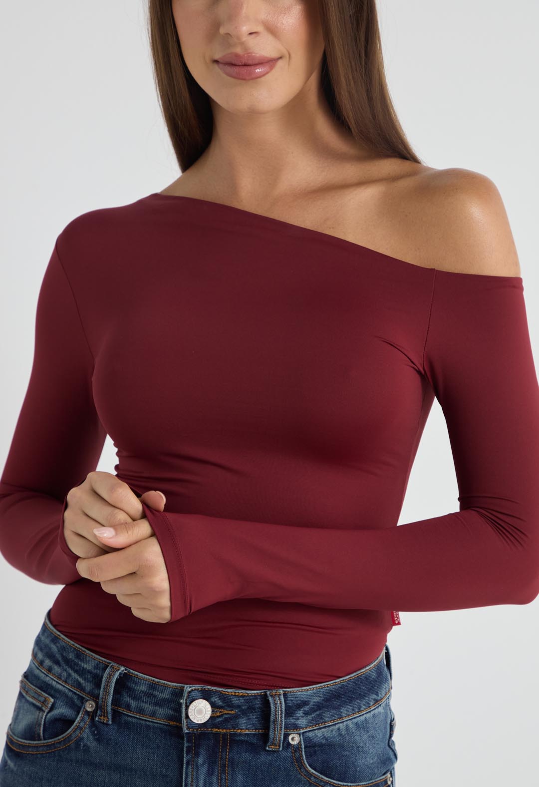 Camiseta vino con escote irregular para mujer