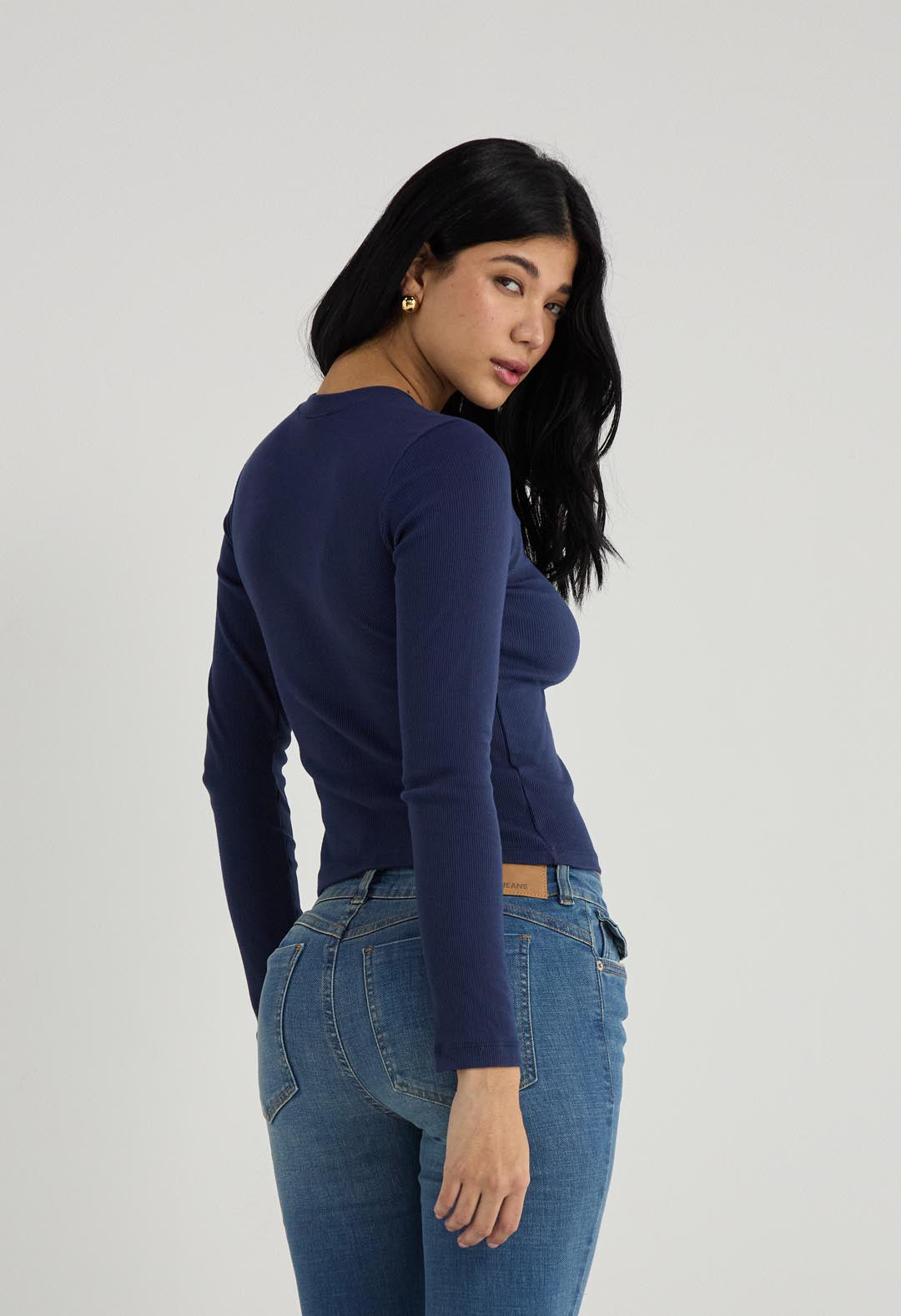 Camiseta azul navy con broches decorativos para mujer