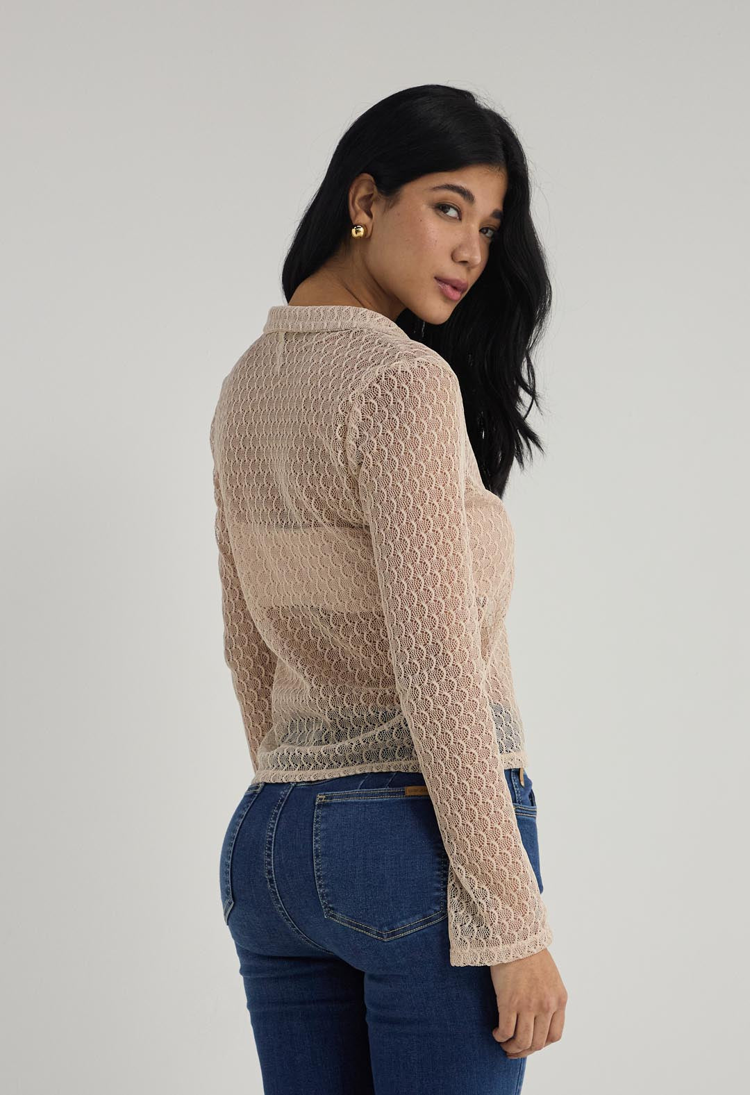 Camiseta arena con botones expuestos para mujer