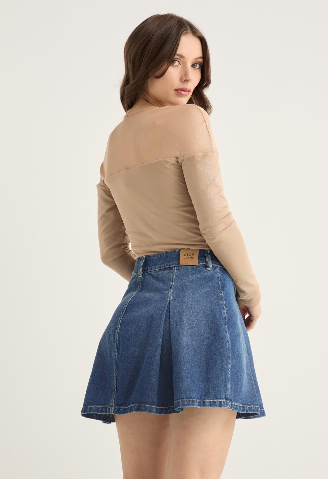 Camiseta arena con cortes en frente para mujer