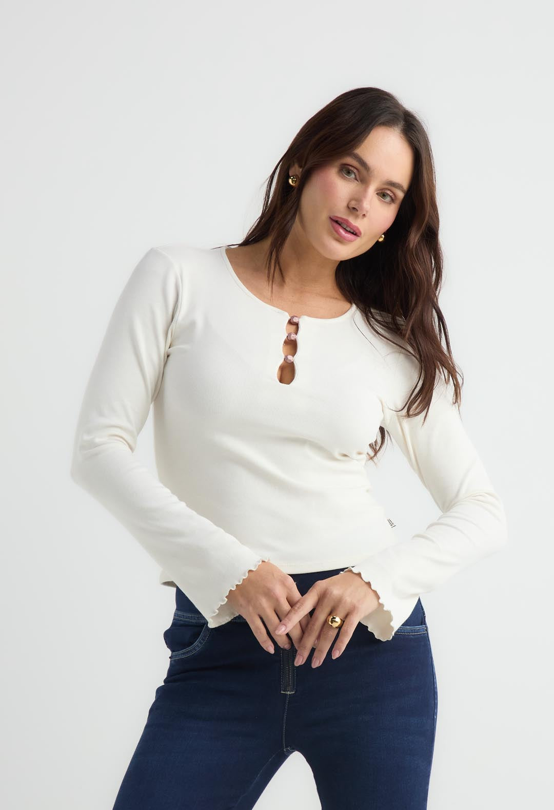 Camiseta marfil con punteras en escote para mujer