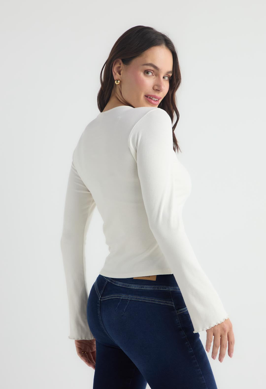 Camiseta marfil con punteras en escote para mujer