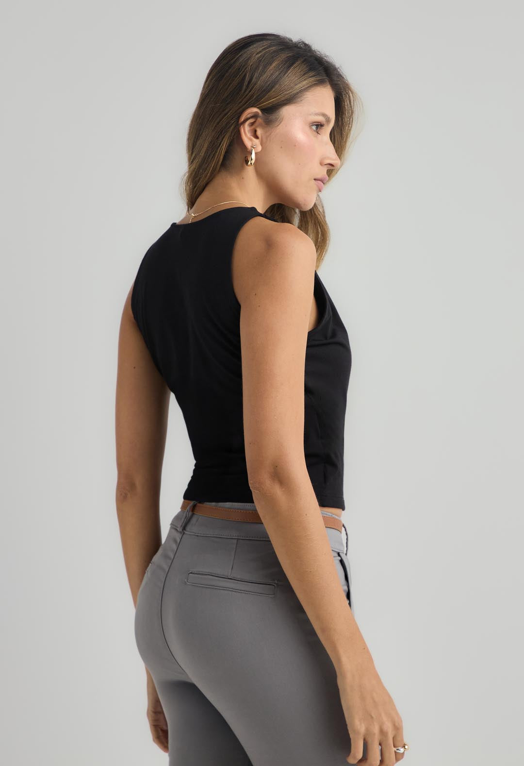 Camiseta negra con drapeado para mujeres