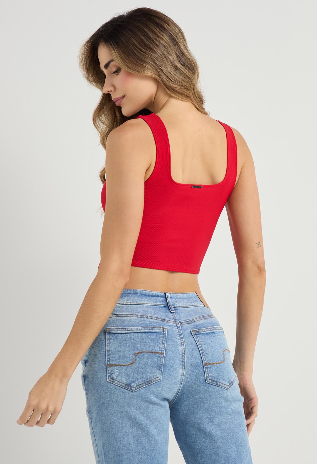 Camiseta rojo intenso con abrochadura para mujeres