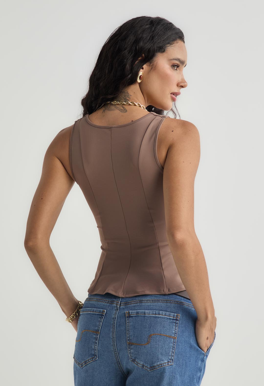 Camiseta chocolate con cortes en frente para mujer