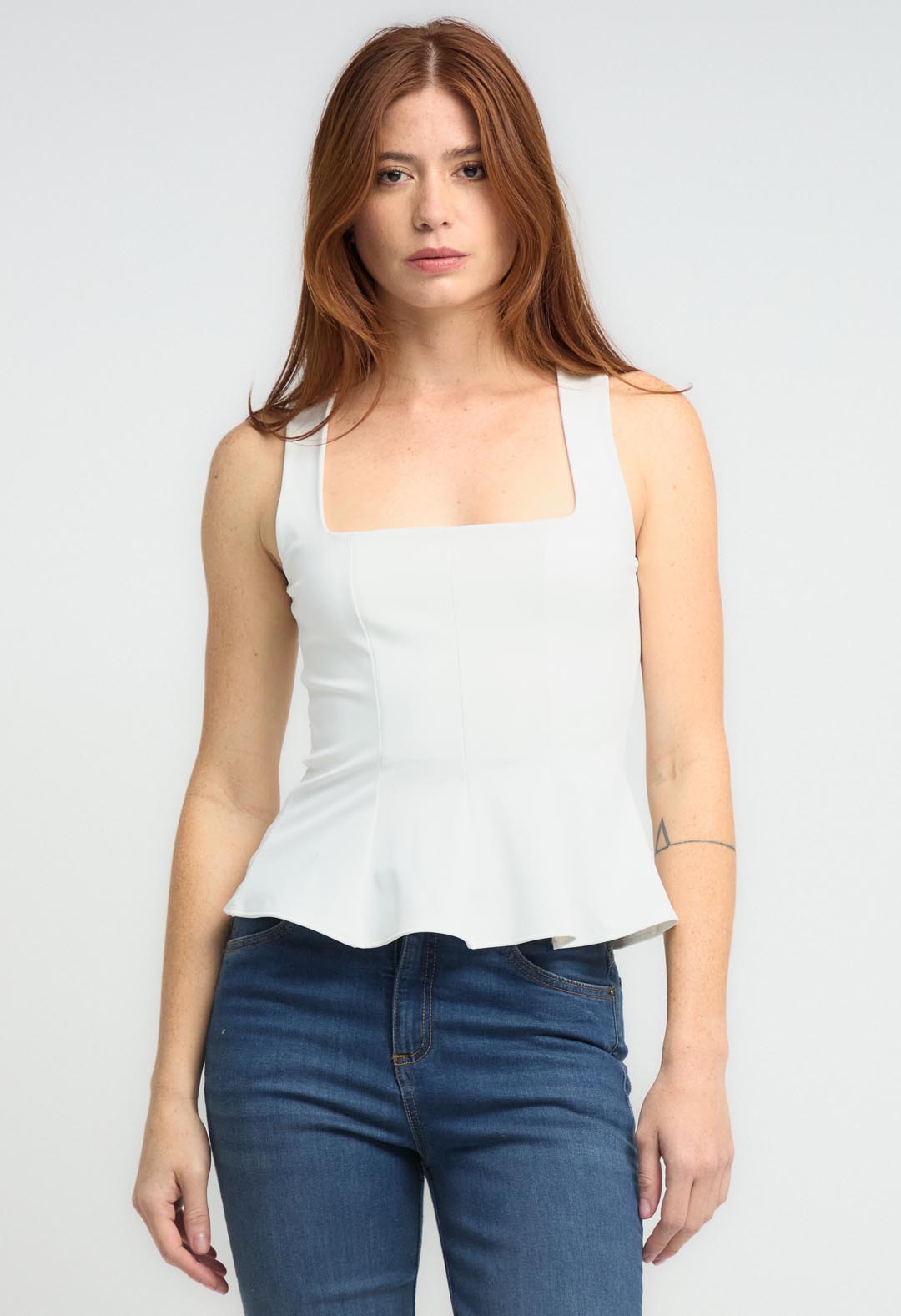 Camiseta marfil con cortes en frente para mujeres