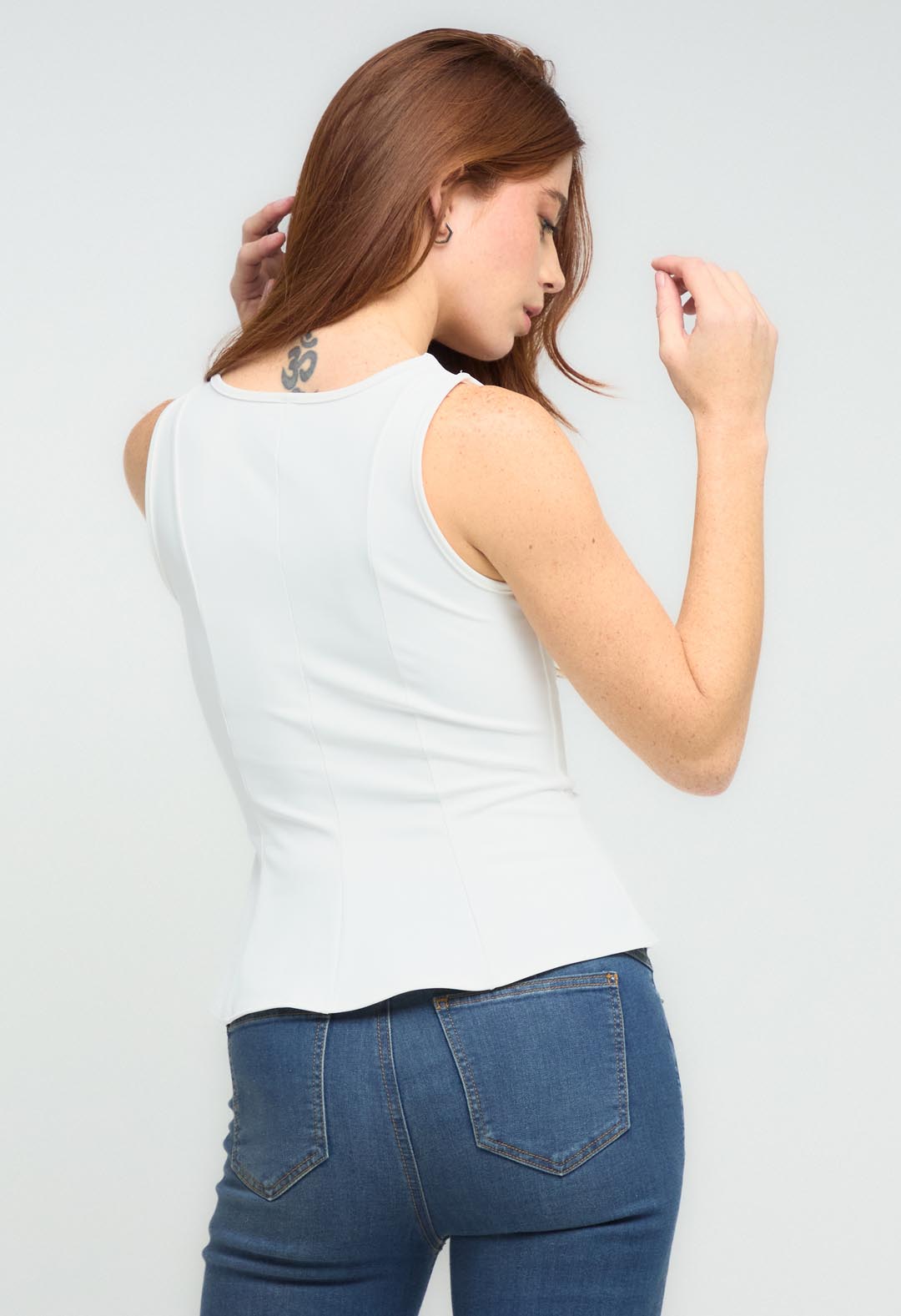 Camiseta marfil con cortes en frente para mujeres