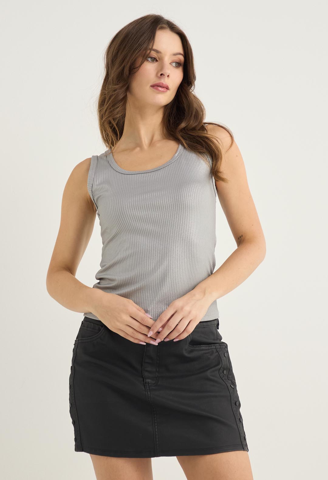 Camiseta plateada y silueta ajustada para mujer