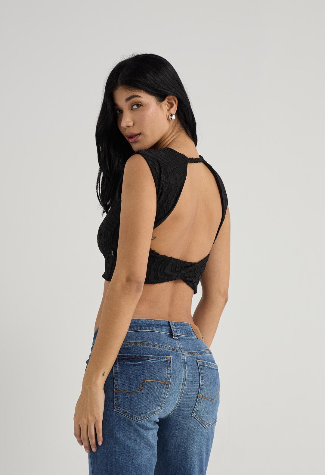 Camiseta negra cuello redondo para mujer