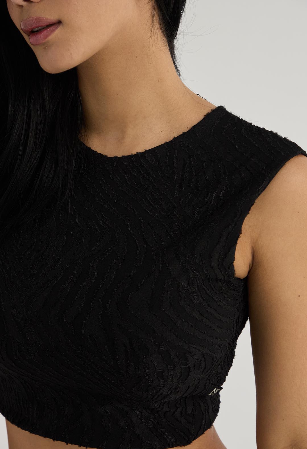 Top negra cuello redondo para mujer
