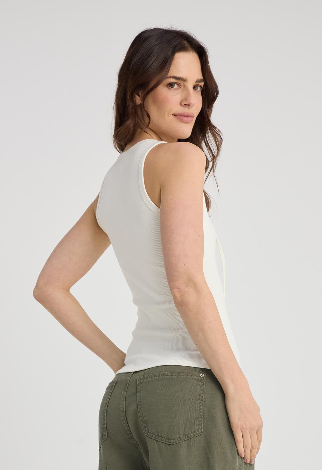 Camiseta marfil con ojaletes para mujer