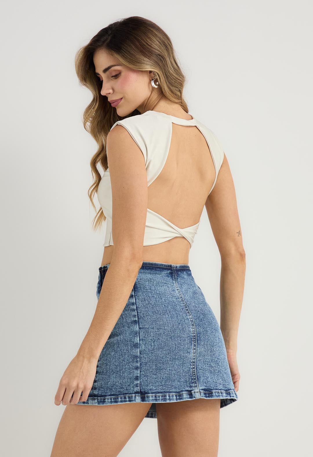 Camiseta marfil con escote en espalda para mujer