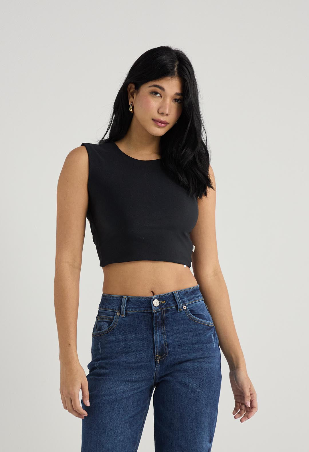 Camiseta negra con escote en espalda para mujer