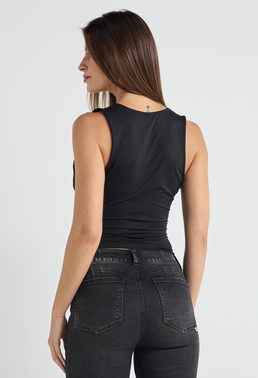 Camiseta negra con escote en V para mujer