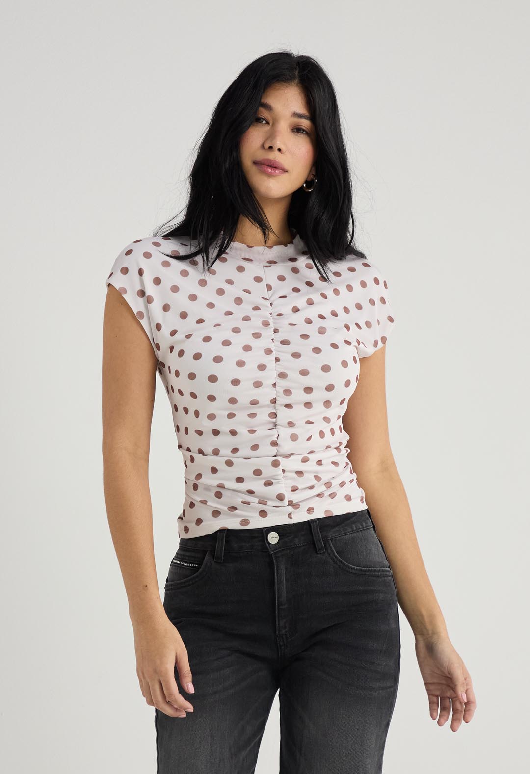 Camiseta marfil con recogido en frente para mujer